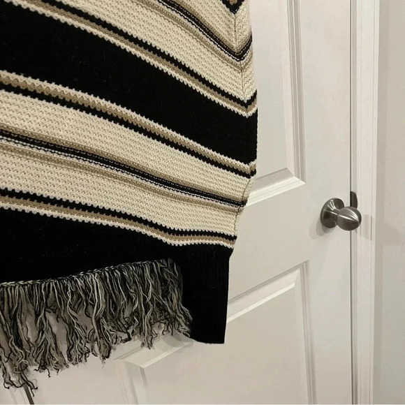 Dreames Women’s hooded poncho medium large - Picture 3 of 6